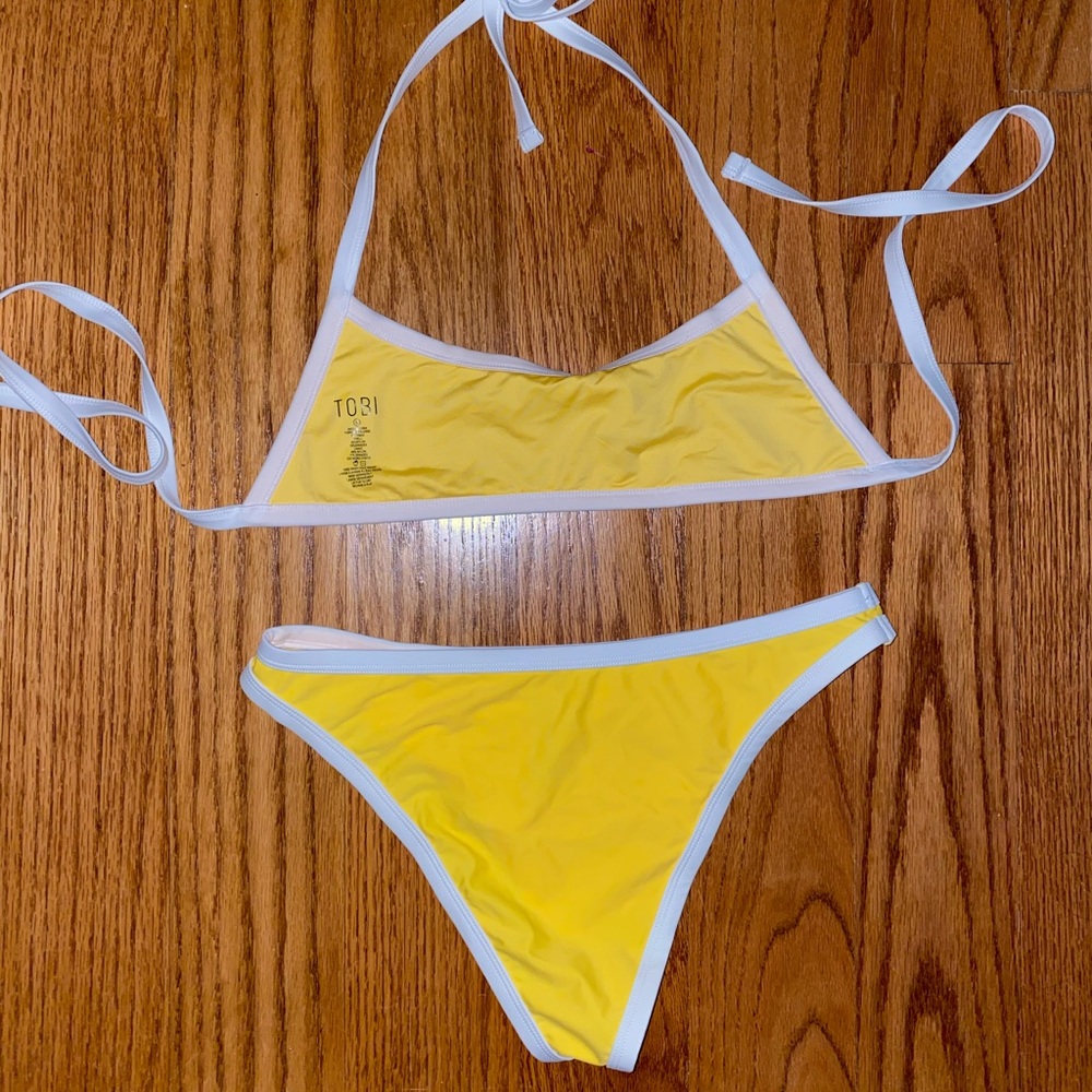 Yellow bikini - Picture 4 of 6